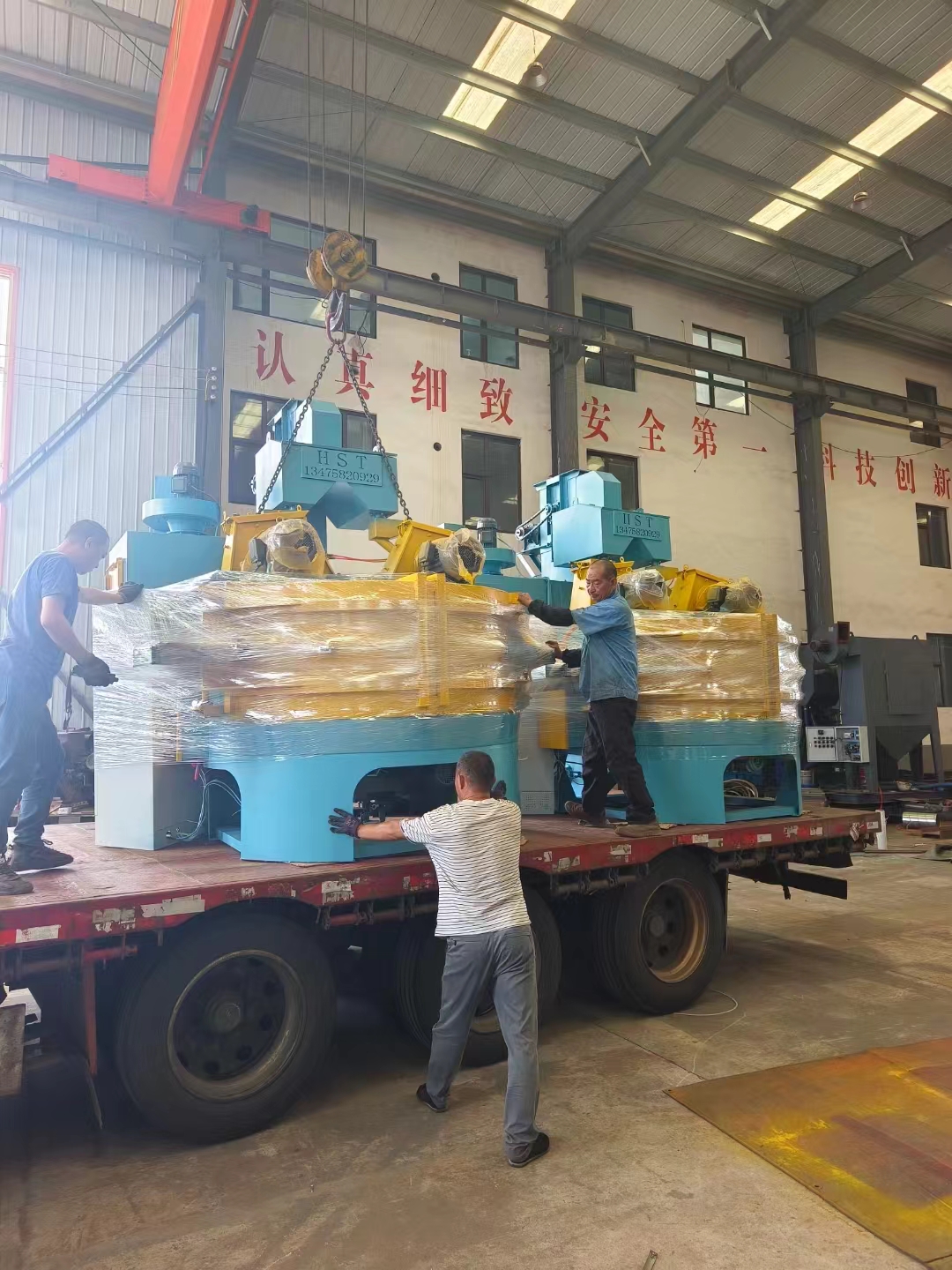 两台 Q3512 转台式抛丸机批量装车,直发河北沧州汽车零部件制造企业